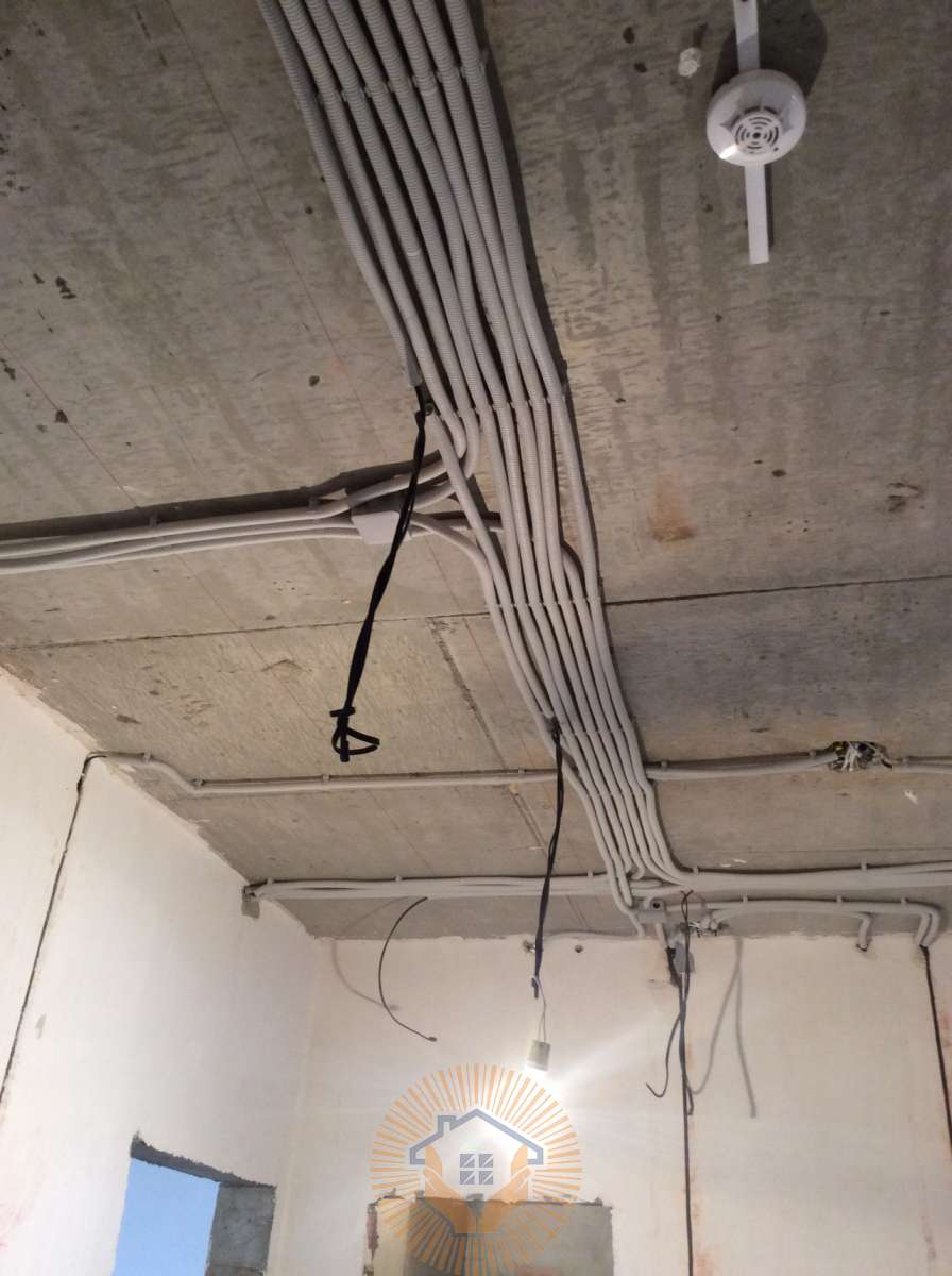 Новая электропроводка. Электрика в квартире. Проводка в квартире. Электрика по потолку. Прокладка кабеля по потолку.